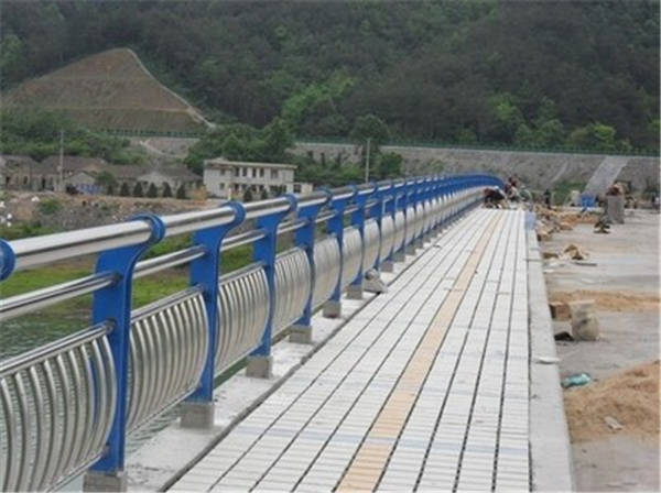 辽源不锈钢桥梁护栏的特性及其在现代建筑中的应用